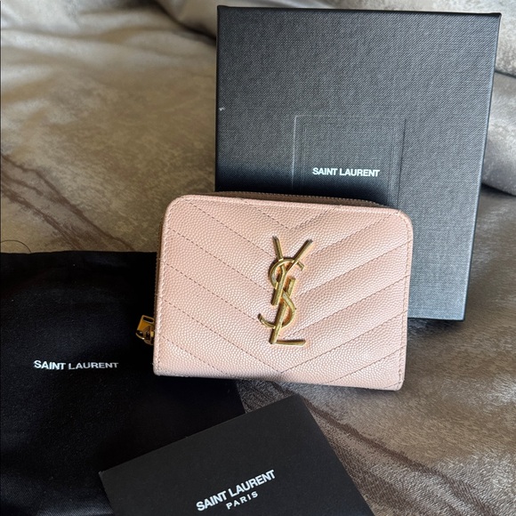 Yves Saint Laurent Zip around Wallet in poudre leather with Gold Logo - Picture 2 of 8